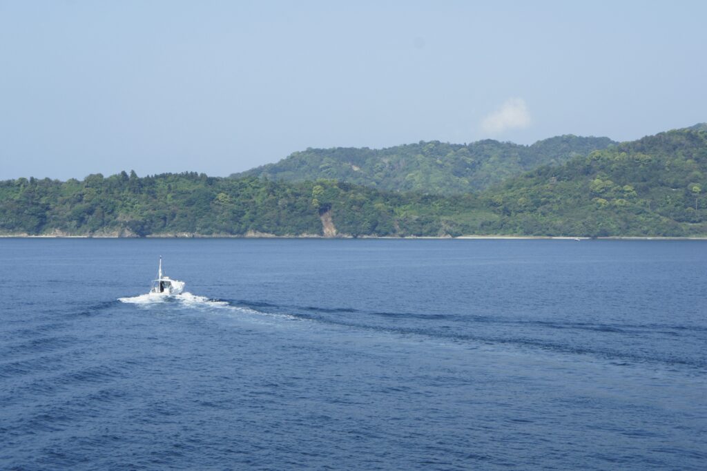 海上を移動する漁船